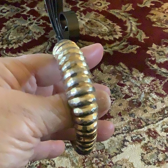 Hammered metal hinge bracelet gold tone - Picture 6 of 6